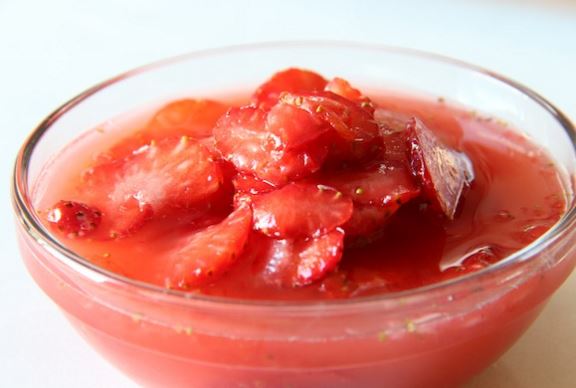 Make a strawberry paste to remove freckles naturally